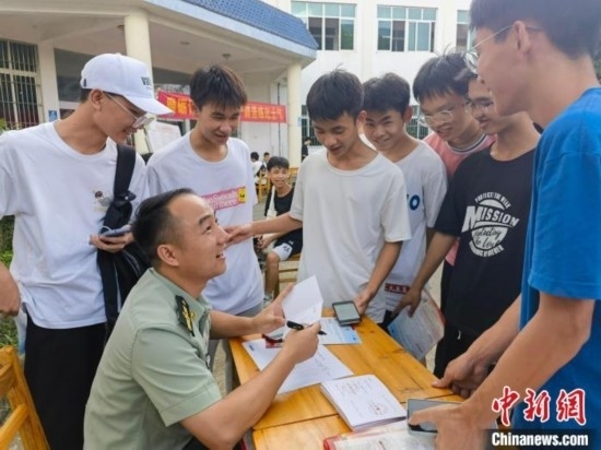 專武干部在講解相關(guān)政策。韋碩 攝