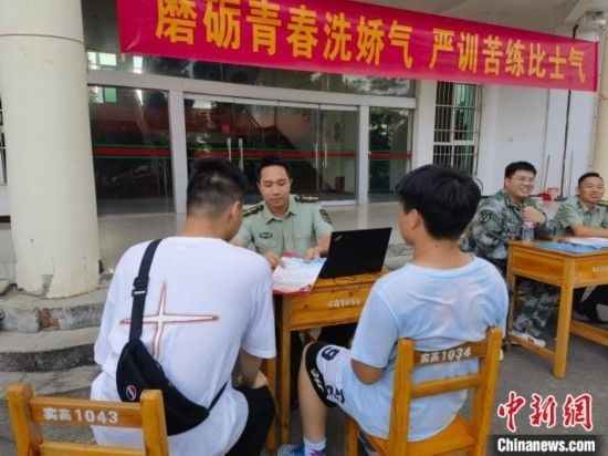 專武干部在講解相關(guān)政策。韋碩 攝