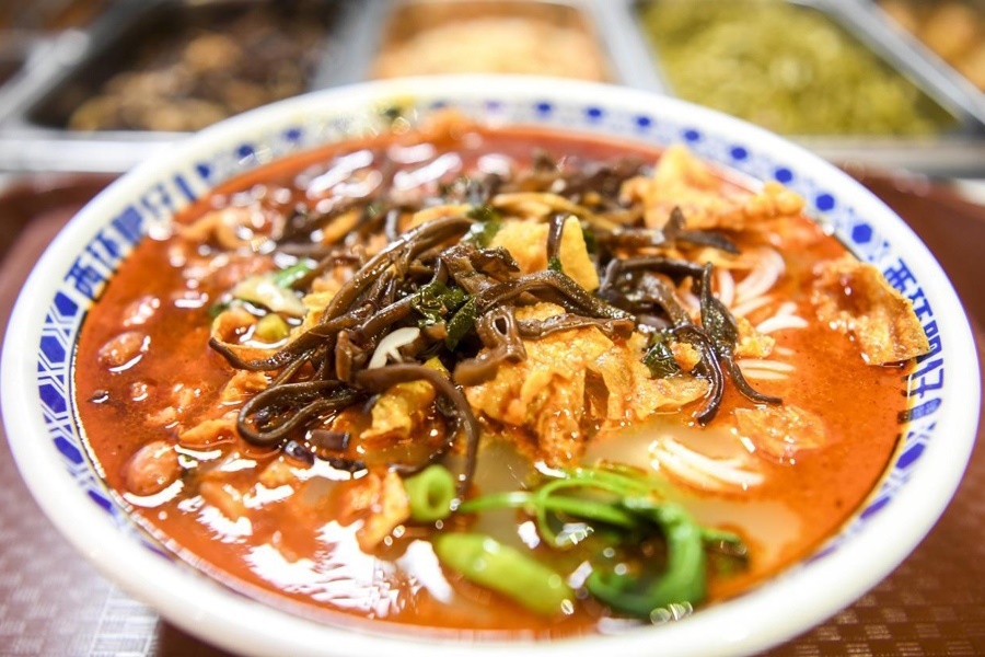 這是廣西柳州市街邊一家螺螄粉店制作的螺螄粉。新華社記者 曹祎銘 攝