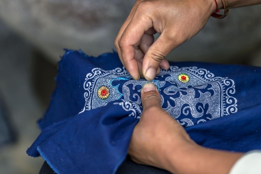 在貴州省黔西市新仁苗族鄉(xiāng)化屋村，村民在制作苗繡。新華社記者 范暉 攝