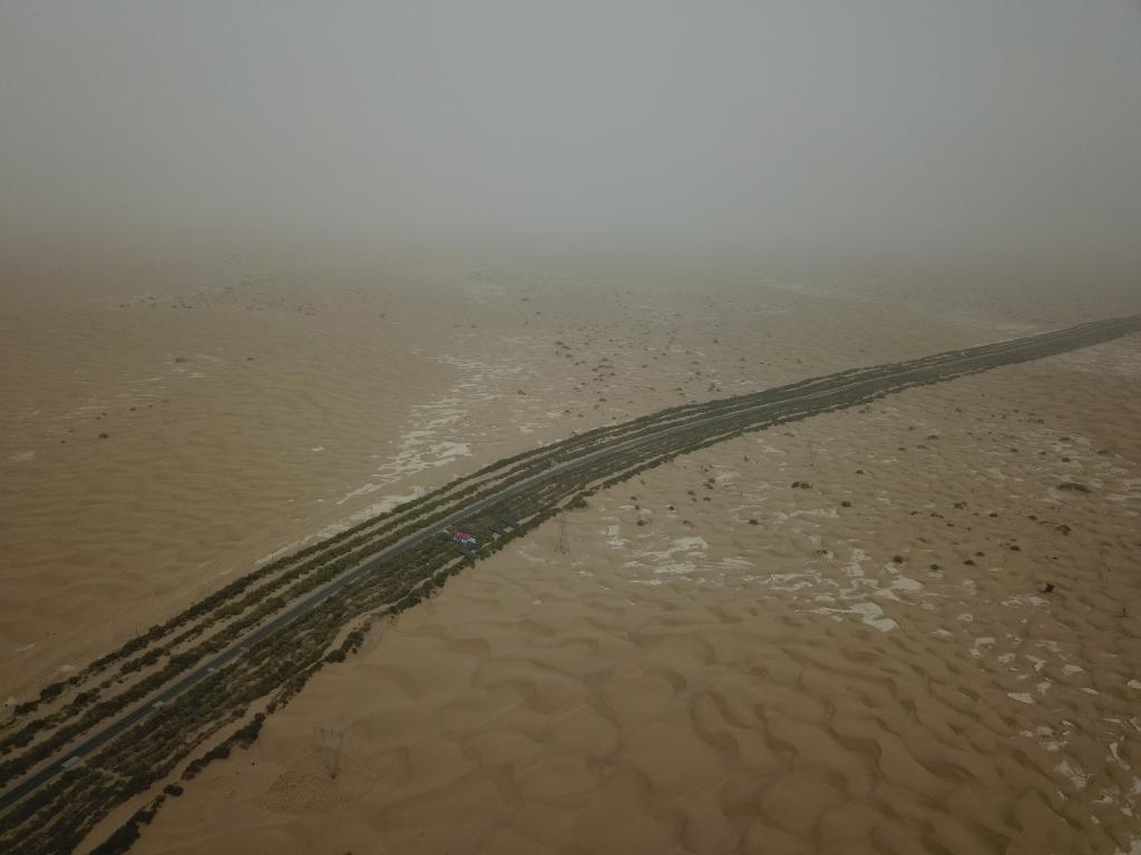 這是2019年8月12日拍攝的塔里木沙漠公路兩側(cè)的綠色屏障（無(wú)人機(jī)照片）。新華社記者宿傳義攝