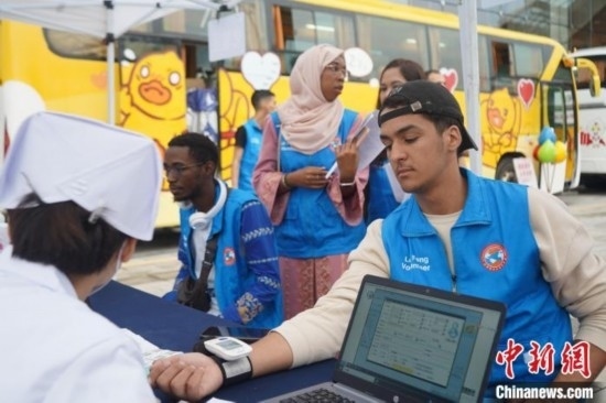 6月13日，在第20個(gè)世界獻(xiàn)血者日前夕，20名在贛留學(xué)生組團(tuán)前往血站獻(xiàn)血。吳迪 攝