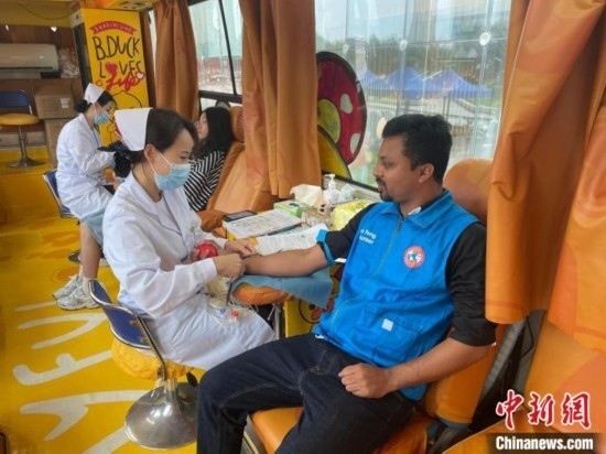 6月13日，在第20個(gè)世界獻(xiàn)血者日前夕，20名在贛留學(xué)生組團(tuán)前往血站獻(xiàn)血。吳迪 攝