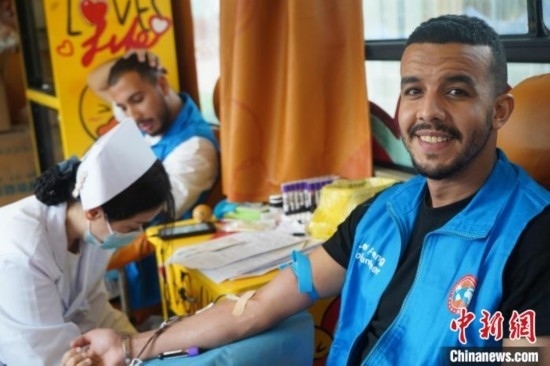 6月13日，在第20個(gè)世界獻(xiàn)血者日前夕，20名在贛留學(xué)生組團(tuán)前往血站獻(xiàn)血。吳迪 攝