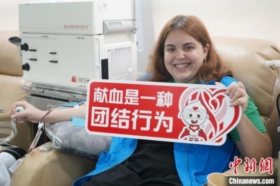 6月13日，在第20個(gè)世界獻(xiàn)血者日前夕，20名在贛留學(xué)生組團(tuán)前往血站獻(xiàn)血。吳迪 攝