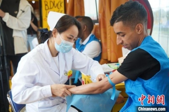 6月13日，在第20個(gè)世界獻(xiàn)血者日前夕，20名在贛留學(xué)生組團(tuán)前往血站獻(xiàn)血。吳迪 攝