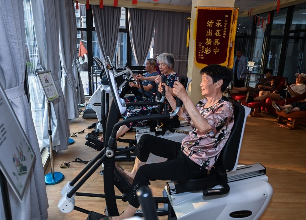在浙江嘉興市南湖區(qū)新嘉街道電子社區(qū)鄰里中心的長者運動健康之家內(nèi)，老人們在進行器械鍛煉（2023年6月14日攝）。新華社記者 徐昱 攝