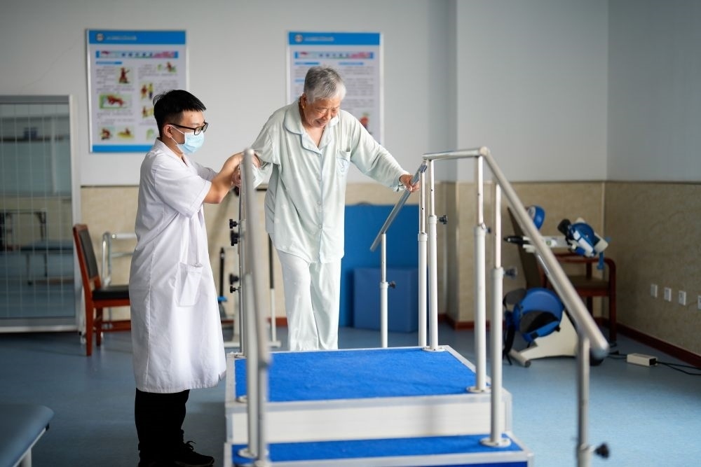 河北省灤南縣一家養(yǎng)老機構(gòu)的工作人員在指導(dǎo)老人進行康復(fù)訓(xùn)練（2023年5月19日攝）。新華社記者 牟宇 攝