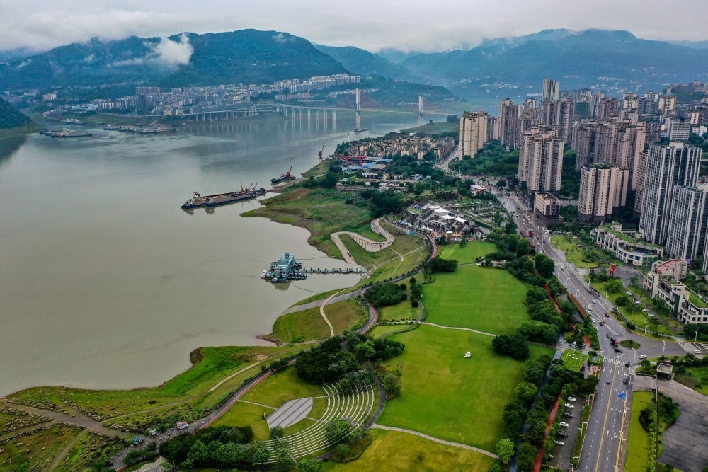 這是2023年6月7日拍攝的位于重慶市云陽縣的云陽城區(qū)環(huán)湖綠道（無人機照片）。當?shù)貙⑸鷳B(tài)治理與生態(tài)修復(fù)結(jié)合起來，兼顧城市旅游和運動休閑等功能需要，打造環(huán)縣城兩江四岸33公里綠道。新華社記者 唐奕 攝