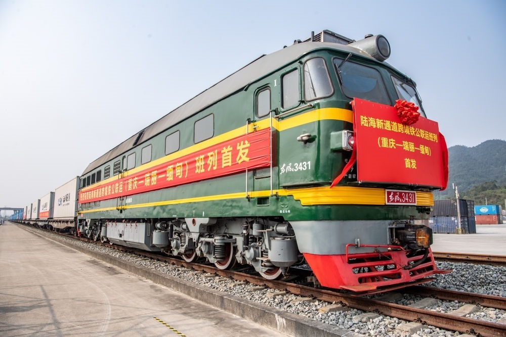 陸海新通道跨境鐵公聯(lián)運班列（重慶—瑞麗—緬甸）首發(fā)班列在重慶江津小南埡鐵路物流中心等候發(fā)車（2023年4月3日攝）。新華社記者 唐奕 攝