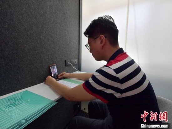 學(xué)生通過“云面試空間”進(jìn)行求職面試。劉棟 攝