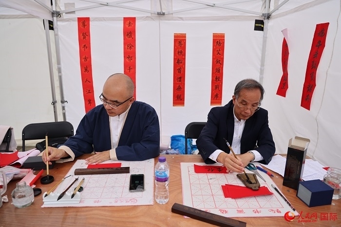 活動現(xiàn)場的中國書法展示。人民網(wǎng)記者 邢雪攝