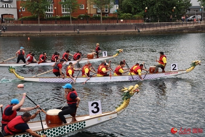 2023全英中華端午龍舟會比賽現(xiàn)場，幾支隊伍你追我趕。人民網(wǎng)記者 邢雪攝