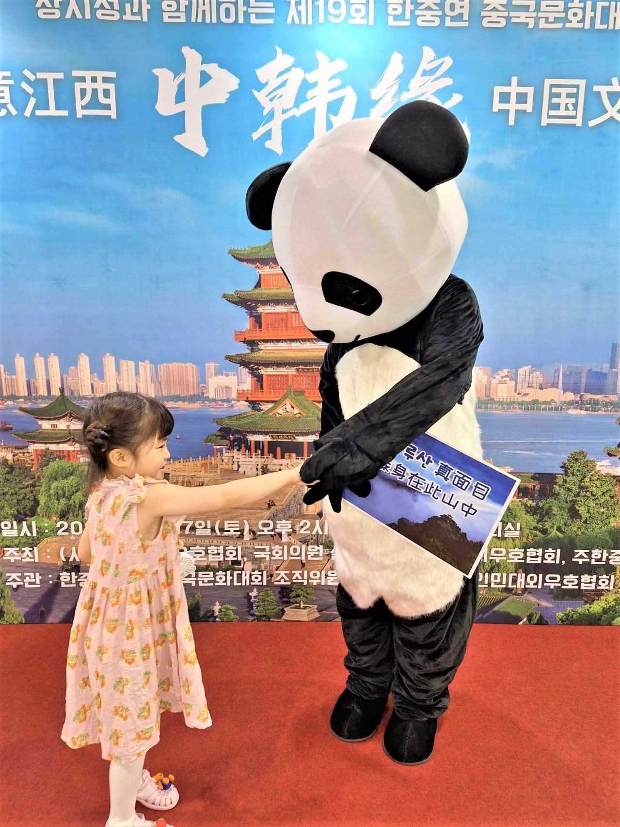 “詩意江西”——第十九屆“中韓緣”中國文化大賽決賽暨頒獎典禮17日在韓國國會議員會館舉行。韓中文化友好協(xié)會供圖