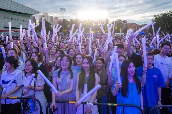 場(chǎng)下觀眾十分熱情。人民網(wǎng)記者 翁奇羽攝