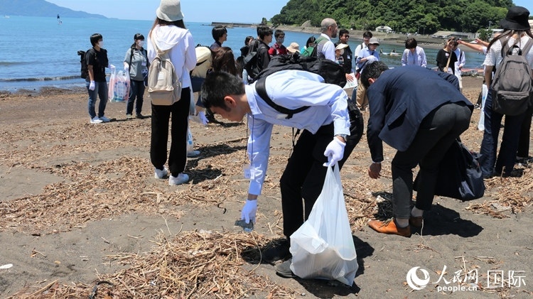 學(xué)生們體驗(yàn)海岸清掃。人民網(wǎng) 許可攝