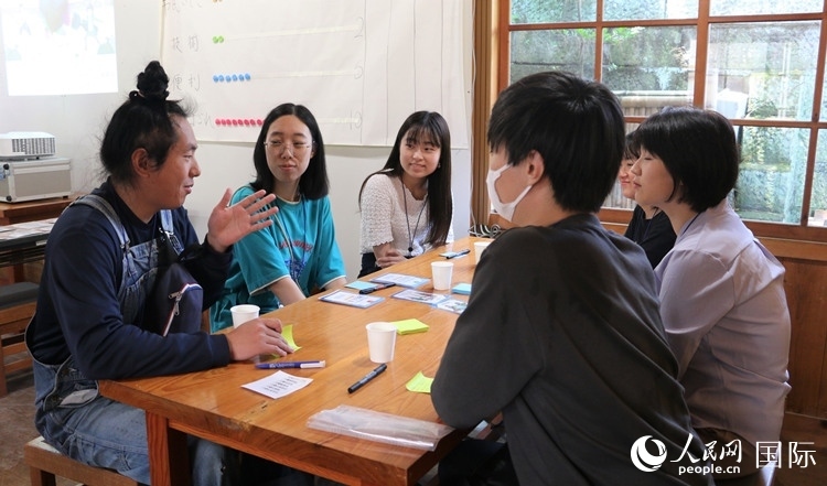 通過卡片游戲，模擬如何解決海洋垃圾問題。人民網(wǎng) 許可攝