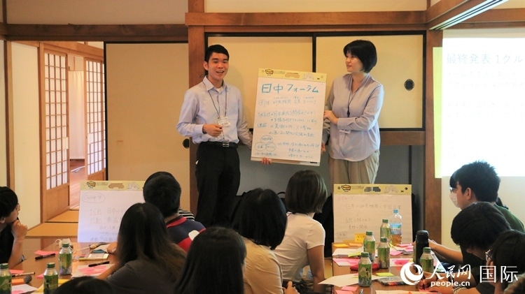 發(fā)表各自的研討成果。人民網(wǎng) 許可攝