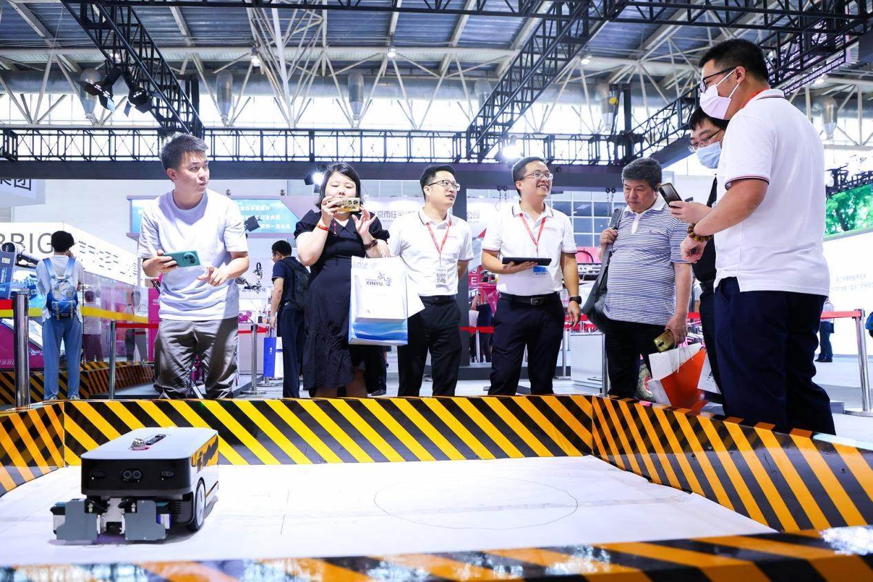 講解員向觀眾介紹智能劃線機(jī)器人。來源：受訪方供圖
