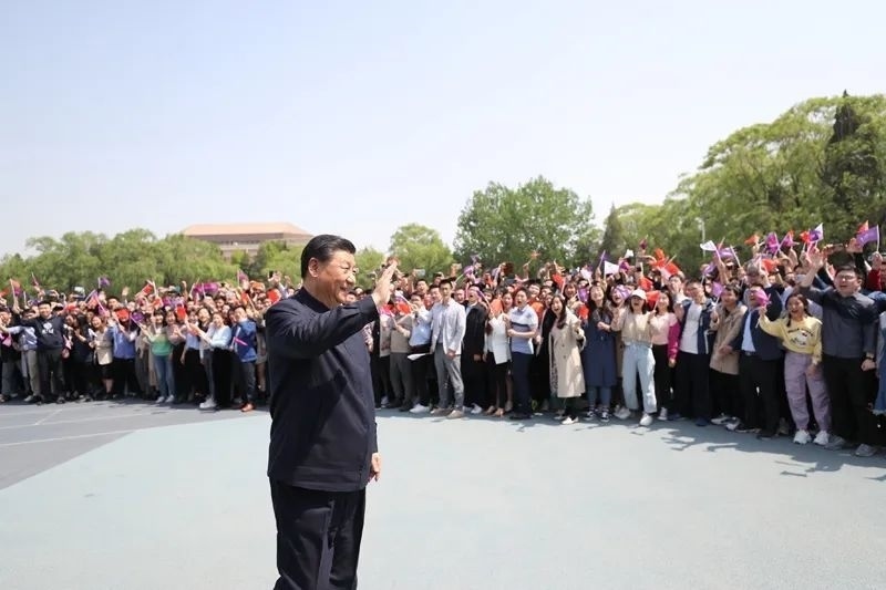 2021年4月19日，在清華大學(xué)建校110周年校慶日即將來(lái)臨之際，習(xí)近平來(lái)到清華大學(xué)考察。圖為習(xí)近平離開(kāi)學(xué)校時(shí)，同師生們揮手致意。新華社記者 鞠鵬 攝