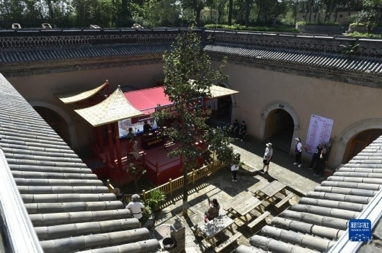 6月23日，游人在三門峽市陜州地坑院景區(qū)內(nèi)游覽。