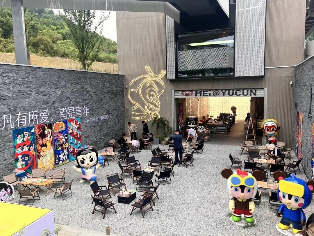 在浙江省湖州市安吉縣天荒坪鎮(zhèn)余村拍攝的國(guó)漫主題咖啡店。銳聆 攝