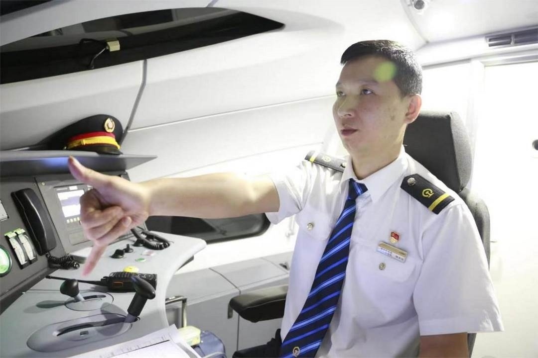 陳承儀駕駛動(dòng)車組列車執(zhí)行標(biāo)準(zhǔn)作業(yè)。陳巍攝