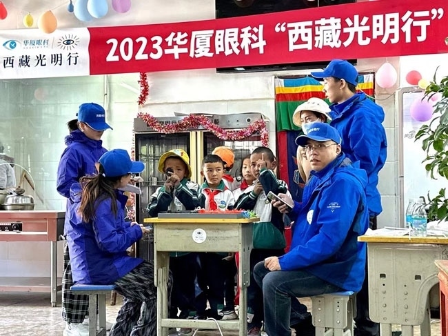 華廈眼科醫(yī)務(wù)人員對當(dāng)?shù)厣倌陜和M(jìn)行近視、弱視、斜視篩查。人民網(wǎng)記者 李棟攝