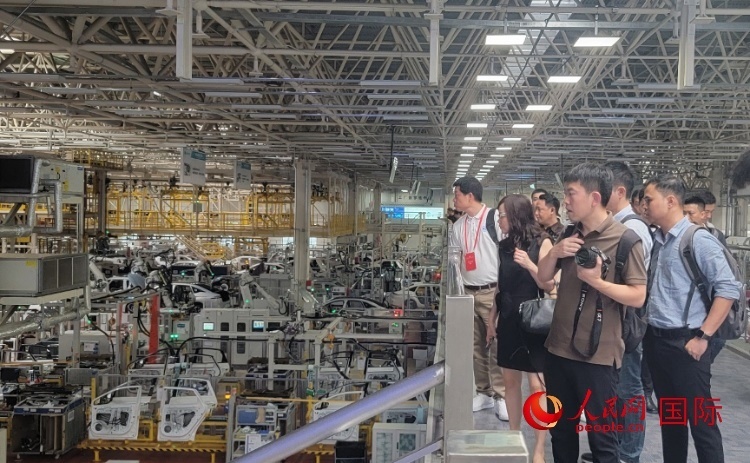 外媒記者在廣汽埃安車間參觀。人民網(wǎng) 寧玉瑛攝