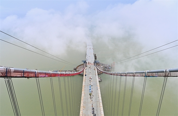 從270米高塔俯瞰深中通道伶仃洋大橋施工現(xiàn)場。（中交集團(tuán)供圖）