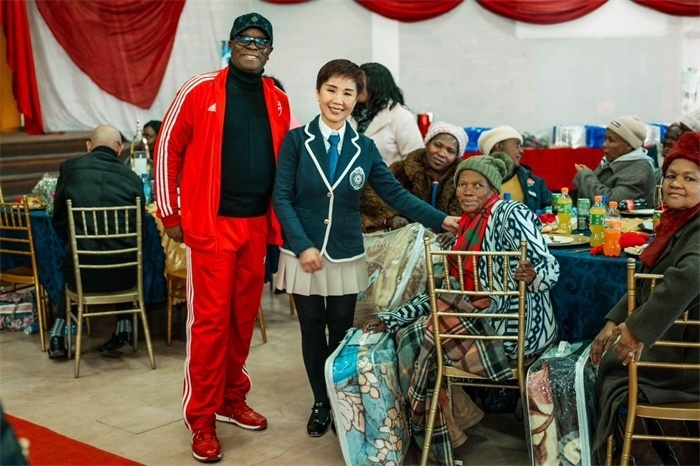 Micheal Mohala中將、黃琳與社區(qū)老人合影。（圖片來源：廣西大錳南非PMG礦業(yè)有限公司）