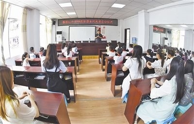  圖②：法院干警向參加活動的學(xué)生和家長講解暑假安全教育知識。