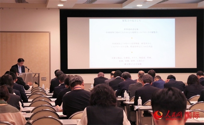 富士美術(shù)館文藝部長平野賢一介紹展覽內(nèi)容。（人民網(wǎng) 許可攝）