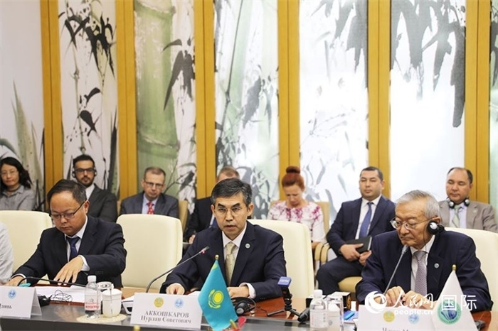 哈薩克斯坦常駐上合組織秘書處代表努爾蘭·阿科什卡羅夫介紹哈薩克斯坦接任輪值主席國后的優(yōu)先工作。人民網(wǎng) 俄布拉依攝