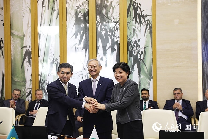 上合組織秘書處、哈駐華使館、上合組織睦鄰友好合作委員會簽署《聯(lián)合行動(dòng)計(jì)劃》。人民網(wǎng) 俄布拉依攝