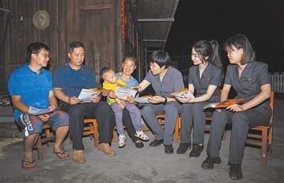 “法治屋場會(huì)”上，法院黨員志愿服務(wù)隊(duì)在給種植戶普及法律知識。