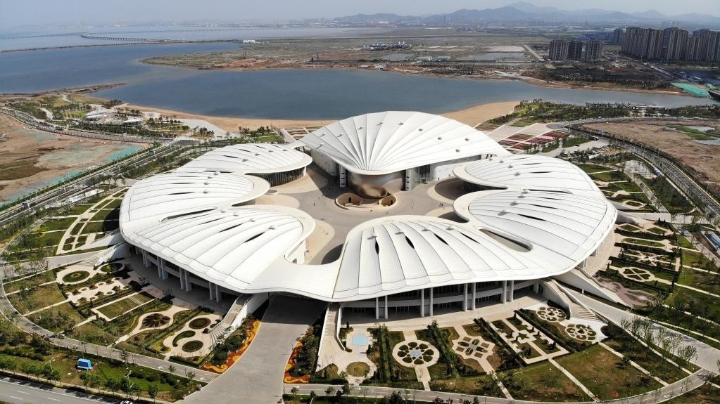 位于中國－上海合作組織地方經(jīng)貿(mào)合作示范區(qū)的青島·上合之珠國際博覽中心。新華社記者 李紫恒 攝