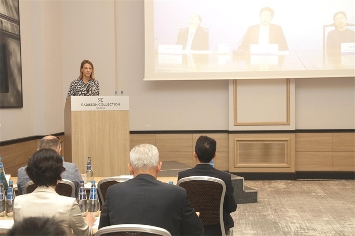 波蘭國(guó)家商會(huì)副主席卡羅麗娜致辭。