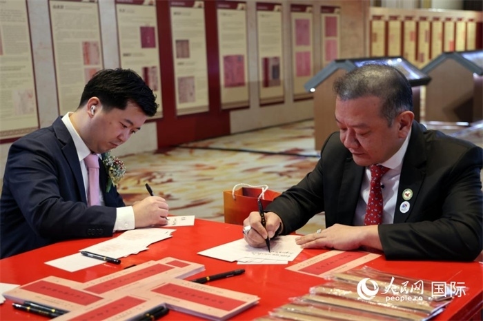 觀眾在展覽現(xiàn)場(chǎng)設(shè)置的體驗(yàn)區(qū)手寫(xiě)“批信”。人民網(wǎng)記者楊一攝