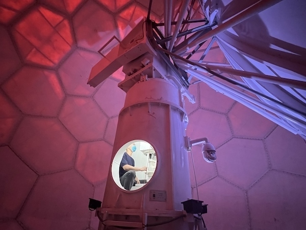 寧德國(guó)家天氣雷達(dá)站工作人員正在清洗雷達(dá)滑環(huán)。人民網(wǎng)高清揚(yáng)攝