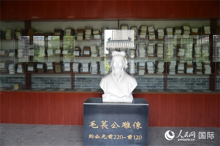 河間詩經(jīng)齋毛萇雕像。雕像后書櫥中陳列的是歷代各版本《詩經(jīng)》及譯本。 人民網(wǎng) 趙昭攝