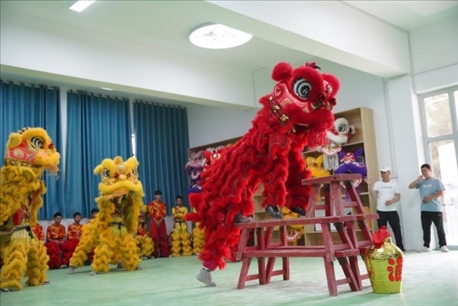 開課儀式現(xiàn)場，疏附縣第一中學(xué)舞獅隊的醒獅表演。