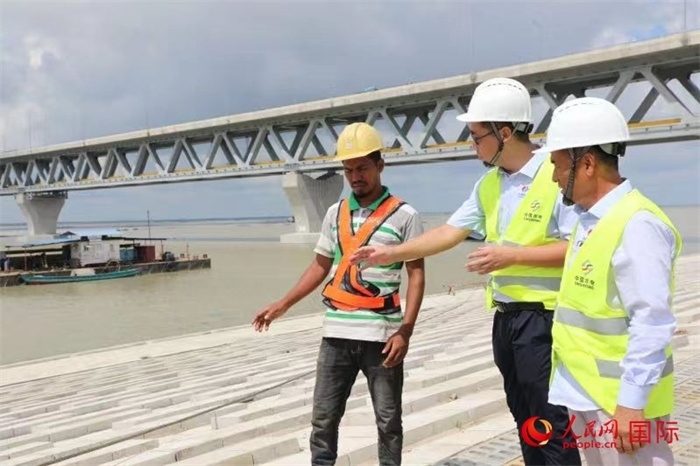 孟加拉國帕德瑪大橋河道整治工程北岸整治區(qū)域長1.5千米，南岸長11.5千米，是目前世界上規(guī)模最大的河道整治工程。人民網(wǎng)記者 孫廣勇攝