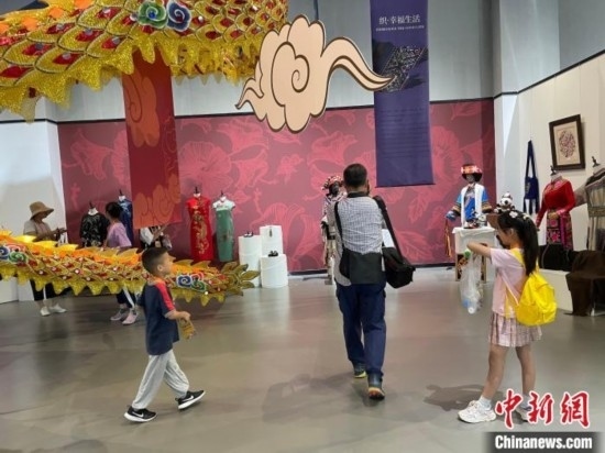 市民參觀展覽。祝歡 攝