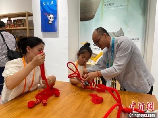 市民體驗制作吉祥如意結。祝歡 攝