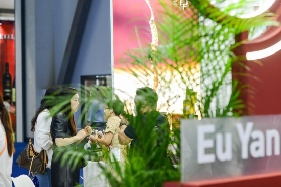 RCEP成員國企業(yè)亮相第三屆消博會。2023年4月12日，參觀者在新加坡企業(yè)余仁生的展臺了解產(chǎn)品。新華社記者王澤聰攝