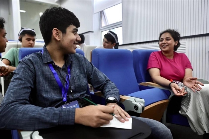 “上合小記者”在中國傳媒大學(xué)外語學(xué)院采訪留學(xué)生。中新社供圖