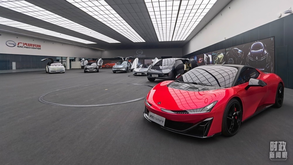 今年4月，習(xí)近平考察廣汽埃安新能源汽車(chē)股份有限公司，了解企業(yè)推動(dòng)制造業(yè)高端化、智能化、綠色化等情況。（總臺(tái)央視記者石丞拍攝）