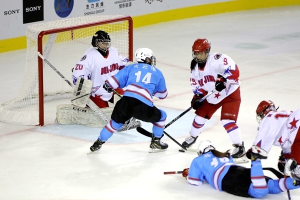 廣東隊(duì)球員與北京隊(duì)球員禁區(qū)混戰(zhàn)。人民網(wǎng)記者 胡雪蓉?cái)z