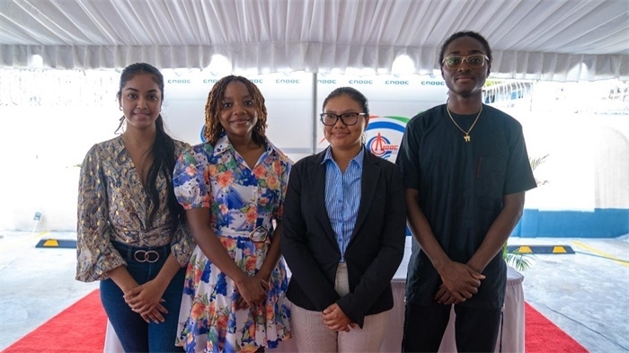 四名獲得中海油獎學金的學生合影。中海油圭亞那有限公司供圖